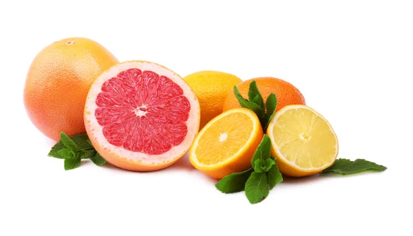 Varios cítricos de colores, aislados sobre un fondo blanco. Mitades brillantes de cítricos y composición entera con limón, pomelo y naranjas. Vitamina C . — Foto de Stock