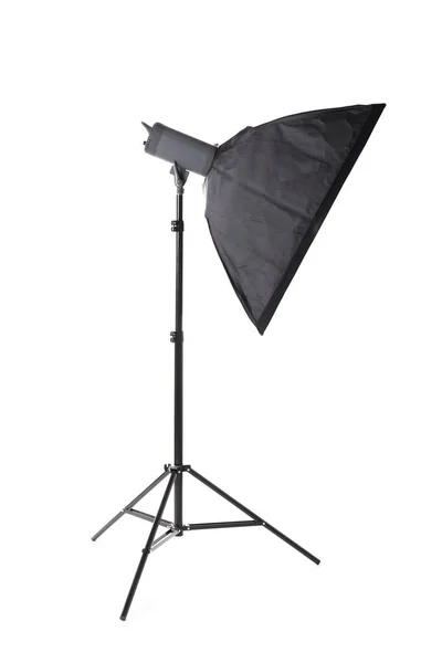 En professionell softbox isolerad på en vit bakgrund. Professionell fotografering. Svart studio flash med en softbox. — Stockfoto