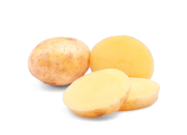 Patatas jóvenes crudas cuidadosamente picadas, aisladas sobre un fondo blanco. Deliciosas verduras llenas de vitaminas nutritivas. Patatas nuevas sin cocer . —  Fotos de Stock