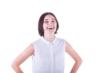Beyaz bir arka plan üzerinde izole kısa koyu kahverengi saçlı, güzel bir gülümseyen kız. Şık giysileriyle çekici genç bir kadın mutlu görünüyor. 