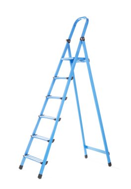 Yararlı, yüksek ve mavi ledder, beyaz bir arka plan üzerinde izole. Yenileme. Bir adım merdiven onarım için.