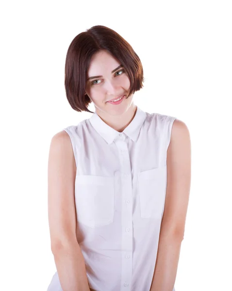 Μια ντροπαλή, ρομαντική και παιχνιδιάρικο νεαρή γυναίκα σε μια λευκή μπλούζα και με αρκετά γοητευτικό χαμόγελο, απομονώνονται σε λευκό φόντο, γκρο πλαν. — Φωτογραφία Αρχείου