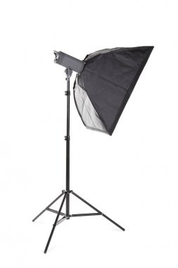 Beyaz bir arka plan üzerinde izole uzun boylu bir softbox. Profesyonel fotoğraf ekipmanları. Bir softbox bir el feneri ile. Aydınlatma araçları.
