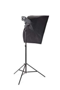 Beyaz bir arka plan üzerinde izole bir softbox. Profesyonel aydınlatma donanımları. Bir el feneri ile bir stripbox. Fotoğraf araçları.