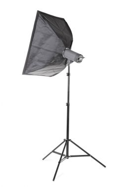 Beyaz bir arka plan üzerinde izole büyük bir softbox. Profesyonel stüdyo ekipmanları. Siyah stüdyo uzun bir tripod üzerinde flaş. Salgın.