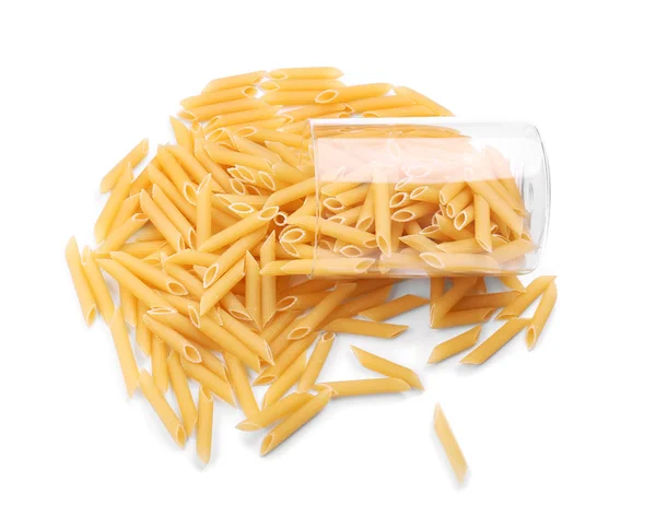 Ongekookte Penne pasta in een omgekeerde glas. Verse macarons in de buurt van een glas, geïsoleerd op een witte achtergrond. Ruwe pasta. Droge macaroni. — Stockfoto