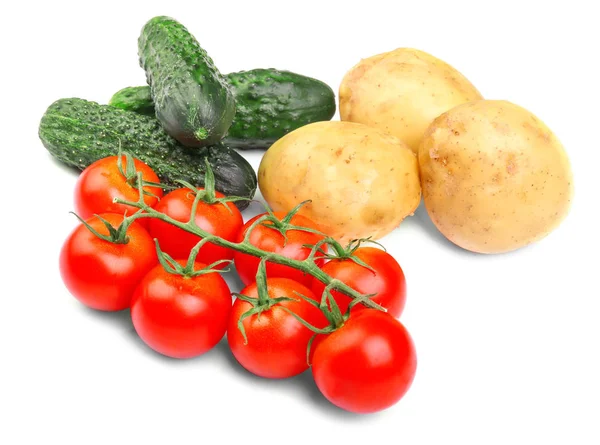 Різновид овочів ізольовано на білому тлі. Очищена картопля. Соковиті помідори. Свіжі огірки. Здорові салати . — стокове фото