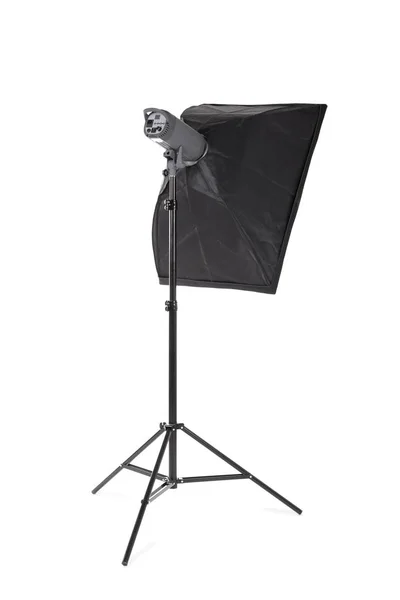 En softbox isolerad på en vit bakgrund. Professionell belysningsutrustning. En stripbox med en ficklampa. Fotografiska verktyg. — Stockfoto