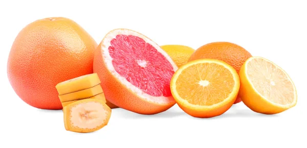 Diferentes frutos aislados sobre un fondo blanco. Toronjas rojas, naranjas exóticas y plátanos, limones sanos. Cítricos refrescantes . — Foto de Stock