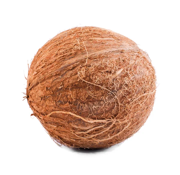 Un coco perfectamente redondo aislado sobre un fondo blanco. Un primer plano de un coco hawaiano. Deliciosa nuez tropical. Alimentación vegana . —  Fotos de Stock