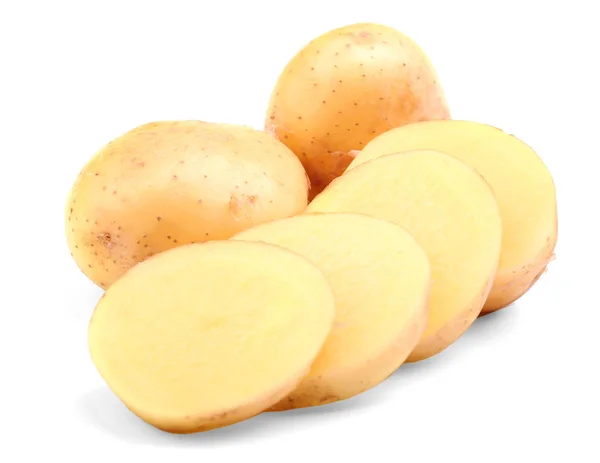 Surowe i pokrojone ziemniaki. Szczegół smaczne ziemniaki na białym tle na białym tle. Organiczne składniki na domowe dania. — Zdjęcie stockowe