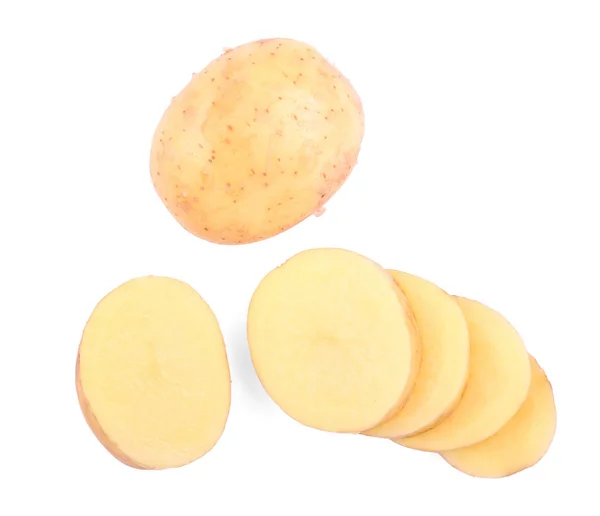 Dilimlenmiş ve hafif kahverengi patates beyaz bir arka plan üzerinde izole. Doğranmış patates. Olgun patates yumrular. Lezzetli sebze.