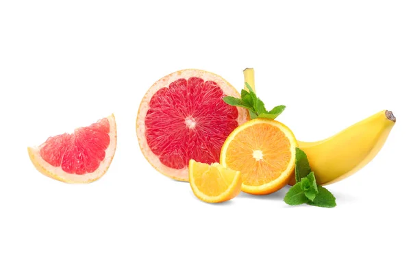 Composición de toronja cortada, fresca, orgánica, naranja y plátano dulce con hojas de menta. Vitamina C. Cítricos mixtos y frutas tropicales . — Foto de Stock