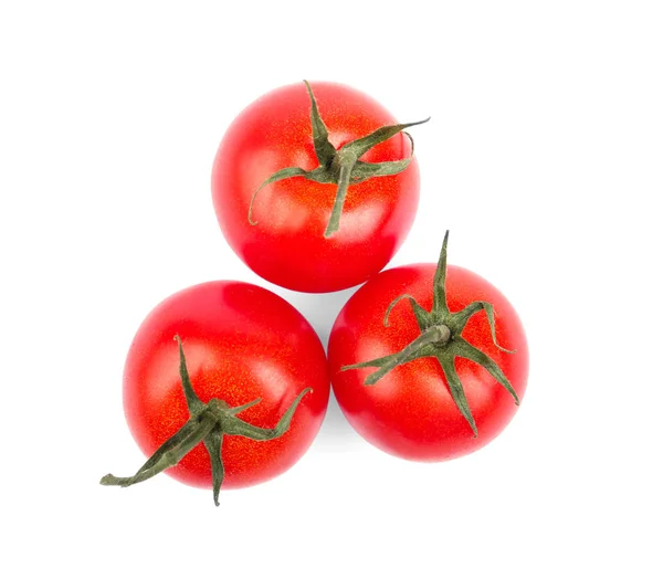 Primer plano de tres tomates de color rojo brillante con hojas aisladas sobre un fondo blanco. Tomates jugosos, maduros y frescos. Hortalizas saludables . —  Fotos de Stock