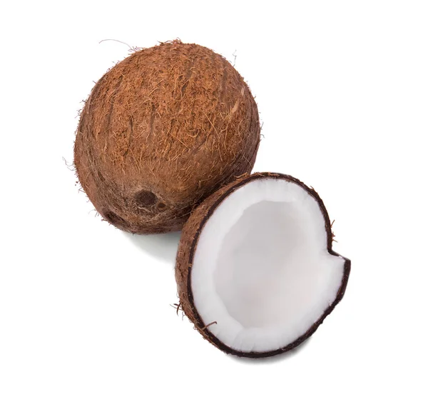 顶视图的整个保鲜和削减一半的椰子，孤立在白色背景上。破解和整个明亮的褐色坚果充分的营养。有机的夏季水果. — 图库照片