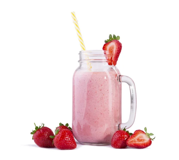 Frische und süße Erdbeer-Smoothie in einem Einmachglas und viele leckere und leuchtend rote Erdbeeren herum, isoliert auf weißem Hintergrund. Sommergetränk. — Stockfoto