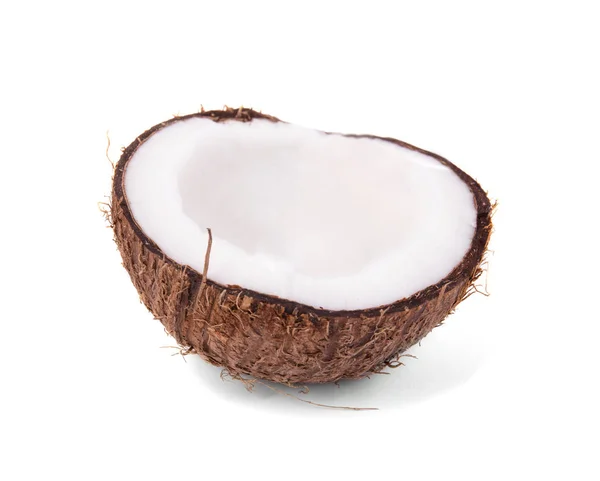 Zbliżenie świeży pęknięty lukier na białym tle na białym tle. Egzotyczne tropikalne nakrętki. Kokos, przeciąć na pół. Dieta wegetariańska zdrowy. — Zdjęcie stockowe