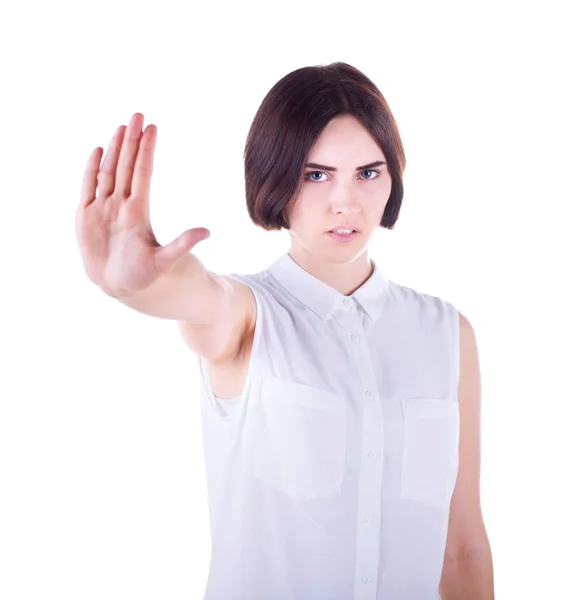 Una joven enojada vestida con ropa elegante está haciendo una señal de stop, aislada sobre un fondo blanco. La joven mujer enojada mostrando mano a mano. Concepto de protesta . — Foto de Stock