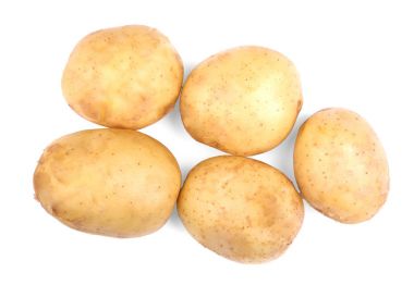 Beyaz bir arka plan üzerinde izole pişmemiş ve organik yeni hafif kahverengi patates. Yeni patates yumrular yaz hasat. Organik sebze. 