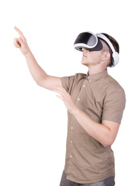 Bir adam sanal gerçeklik gözlük kullanma ve beyaz bir arka plan üzerinde izole bir şey dokunmak. Erkek eylem 3d sanal gerçeklik kask içinde. Profesyonel ses ekipmanları.