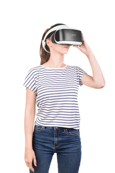 Jovem senhora atraente vestindo óculos VR de realidade virtual, isolado em um fundo branco. Um conceito de tecnologia de conexão com a ciência, futuro aumentado, web global . — Fotografia de Stock
