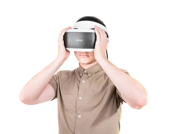 Um jovem com equipamento de áudio profissional, isolado em fundo branco. Close-up de um cara em uma camisa verde escuro e em dispositivos eletrônicos VR . — Fotografia de Stock