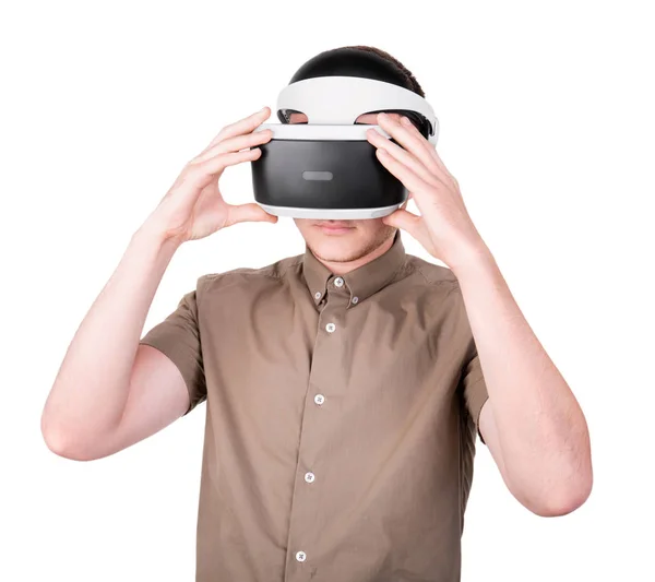 Um menino adulto em capacete de realidade virtual, isolado em um fundo branco. Ação do homem em óculos de realidade virtual. Óculos VR . — Fotografia de Stock