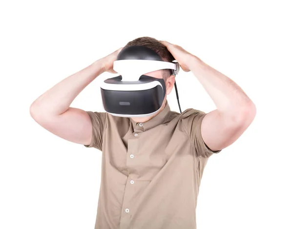 Closeup de um jovem em óculos de realidade virtual isolado em um fundo branco. Equipamento de áudio novo e profissional . — Fotografia de Stock