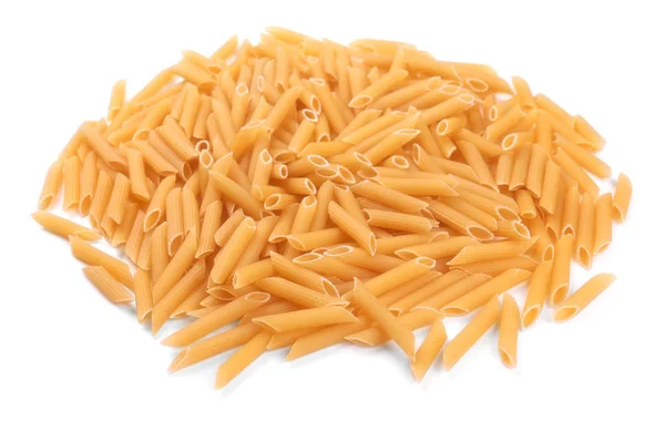 Těstoviny Penne, izolované na bílém pozadí. Raw macarons. Moučné výrobky. Italské špagety těstoviny sušené potraviny. — Stock fotografie