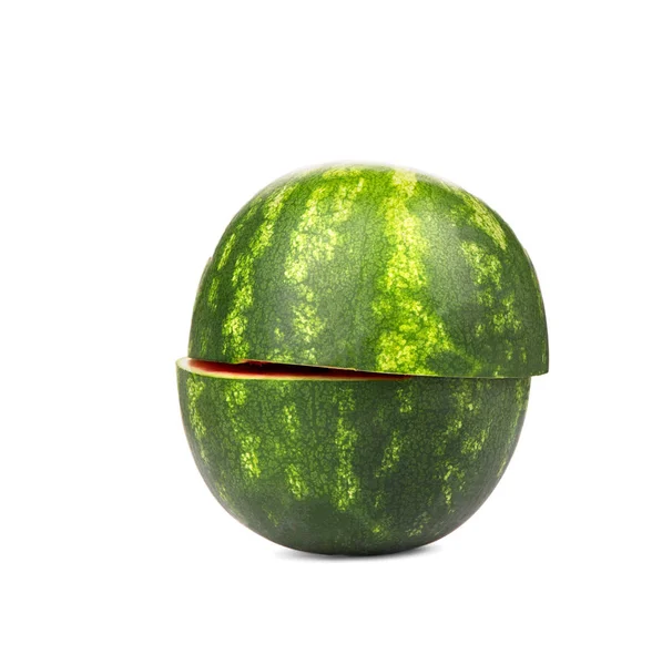 Melon d'eau isolé sur le fond blanc. Couper en deux moitiés, pastèque fraîche et vert vif. Récolte biologique de fruits d'été. Aliments sains . — Photo