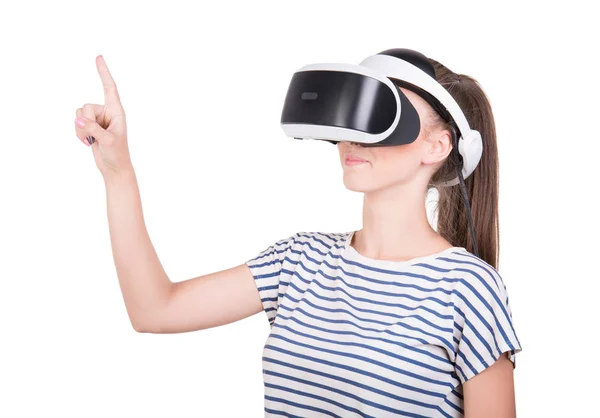 Uma jovem mulher está usando um fone de ouvido de realidade virtual 3D, isolado em um fundo branco. Equipamento de áudio novo e profissional. Uma rapariga com óculos de realidade virtual. Óculos VR . — Fotografia de Stock