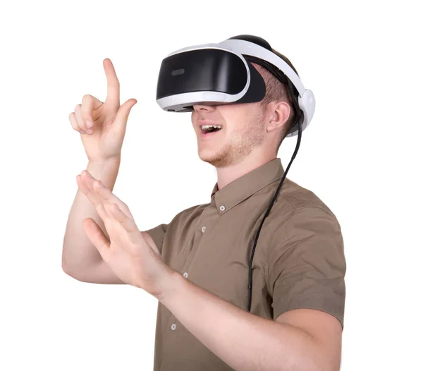 Een jonge man met professionele audio-apparatuur, geïsoleerd op een witte achtergrond. Verrast man met Vr-bril. Mannelijke actie in virtual reality bril. — Stockfoto