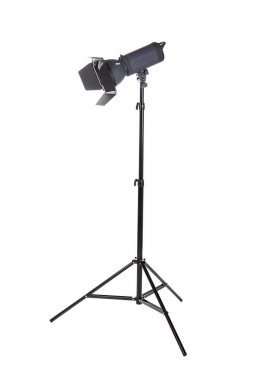 Stüdyo aydınlatma beyaz bir arka plan üzerinde izole bir tripod stand. Profesyonel aydınlatma. Stüdyo bir projektör. Fotoğraf Ekipmanları.