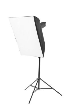 Beyaz bir arka plan üzerinde izole bir stüdyo softbox. Profesyonel stüdyo ekipmanları. Uzun boylu bir tripod karanlık bir el feneri. Salgın.