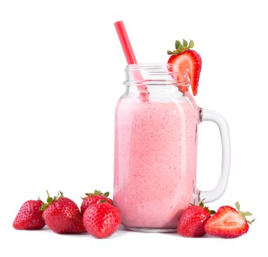 Bir şişe pembe bir katı kırmızı saman ve birkaç çilek taze yüzlü etrafında döşeme, bazı ikiye kesilir.