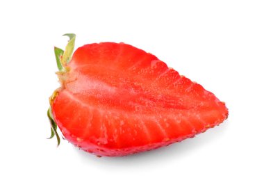 Çilek yaprak yeşil ile ikiye böldüm. Parlak kırmızı, sulu, lezzetli ve taze berry, beyaz bir arka plan üzerinde izole.