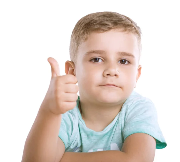 Gros plan portrait d'un mignon petit enfant sourit et montre un pouce vers le haut, isolé sur un fond blanc. Un charmant petit garçon montre des émotions positives . — Photo