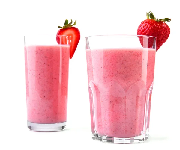 Zwei große und unterschiedliche Gläser mit kalten und rosa Getränken aus saftigen und frischen roten Erdbeeren und Milch. Fruchtcocktail mit Erdbeeren und Milch. — Stockfoto