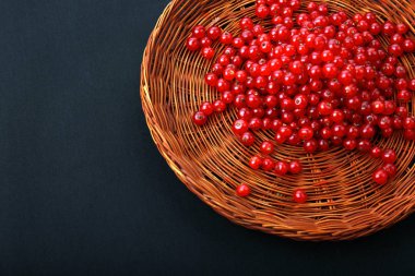 Siyah zemin ahşap sepet içinde parlak Frenk üzümü. Çilek dolu bir sandık. Ekşi ve sulu kırmızı geçerli bir Üstten Görünüm. 