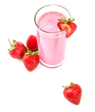 Bir alkol uzun bir bardakta kokteyl. Pembe çilek smoothie. Meyve içecekler ve taze çilek beyaz bir arka plan üzerinde izole.