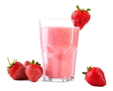 Bir alkol uzun bir bardakta kokteyl. Pembe çilek smoothie. Meyve içecekler ve taze çilek beyaz bir arka plan üzerinde izole.