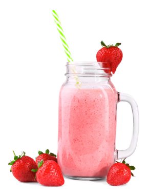 Çilekli milkshake bir mason kavanoza. Beyaz bir arka plan üzerinde izole zevkli yoğurt. Kırmızı bir saman ile lezzetli bir tatlı. 