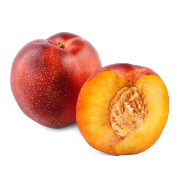 Close-up das nectarinas maduras apetitosas. Frutas suculentas e saudáveis, isoladas no fundo branco. Frutos de verão . — Fotografia de Stock
