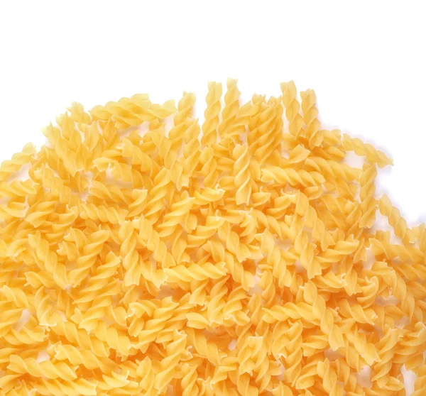 Těstoviny Fusilli izolovaných na bílém pozadí. Žlutý těstoviny. Chutné fusilli detail. Moučné výrobky. Italským jídlům. — Stock fotografie