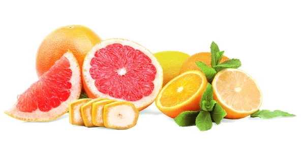 Varios cítricos aislados sobre un fondo blanco. Naranjas jugosas, limones y pomelos. Un plátano en rodajas y hojas de menta . — Foto de Stock