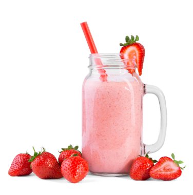 Çilekli milkshake bir mason kavanoza. Beyaz bir arka plan üzerinde izole zevkli yoğurt. Kırmızı bir saman ile lezzetli bir tatlı. 