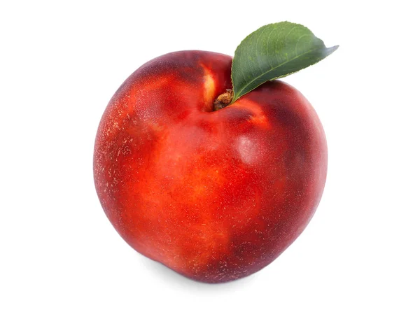 Close-up van een heerlijke rode nectarine. Rijp en gezonde nectarine, geïsoleerd op de witte achtergrond. Een hele voedzame vrucht, vol vitaminen. — Stockfoto