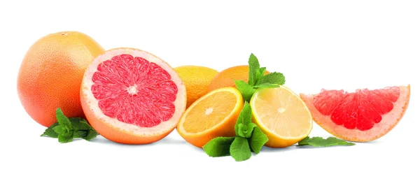 Cítricos y hojas de menta aisladas sobre un fondo blanco. Diferentes frutas exóticas: pomelo, naranja y limón. Vitamina C . — Foto de Stock