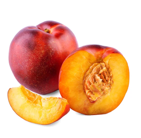Cierra las apetitosas nectarinas maduras. Frutas jugosas y saludables, aisladas sobre el fondo blanco. Deliciosas frutas, llenas de vitaminas . — Foto de Stock