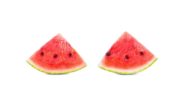 Close-up van twee sneetjes van rijpe watermeloen, geïsoleerd op een witte achtergrond. Het vruchtvlees van watermeloen is verfrissend en bevat kleine zaden. — Stockfoto